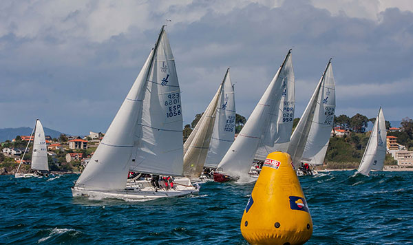 La-flota-de-J80-disputó-dos-pruebas-en-esta-segunda-jornada-del-Trofeo-Repsol---Foto-©-Rosana-Calvo