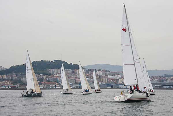 Paso-de-los-veleros-frente-a-la-ciudad-de-Vigo-en-el-Trofeo-Comunica---Foto-©-Rosana-Calvo-
