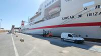  El ferry Ciudad de Ibiza recibe suministro eléctrico durante su atraque en el puerto de Almería 