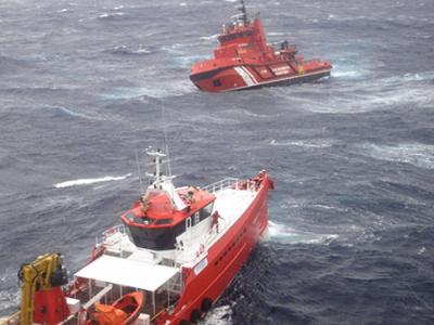 Salvamento Marítimo remolca al buque Esnaad 715, que estaba a la deriva sin tripulación a 64 millas de Cabo Ortegal