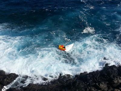 Salvamento Marítimo rescata a un participante en la regata Mini Transat que embarrancó con su velero en Lanzarote