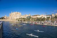 200 piragüistas de toda Mallorca se congregan  bajo la Catedral en el Torneo San Silvestre