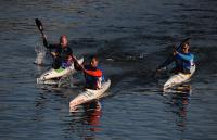 Iván Alonso y Diego Costa, del Kayak Tudense, y Cristina Noya, del Rías Baixas, ganadores en lsénior de la regata amistosa que se disputó en el río Lérez 