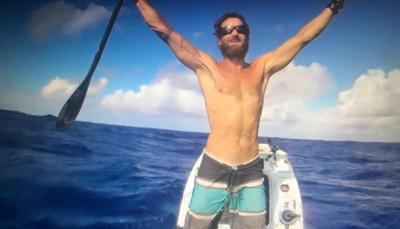 Chris Bertish, de 42 años cruzó en solitario el océano Atlántico en una tabla de stand-up paddle adaptada.