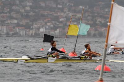 60 botes de remo olímpico compiten en Marín este sábado en el remate final de la Semana Abanca
