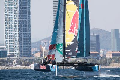 Contacto entre dos barcos punteros en el penúltimo día del Acto 3 de las Extreme Sailing Series ™ en Barcelona