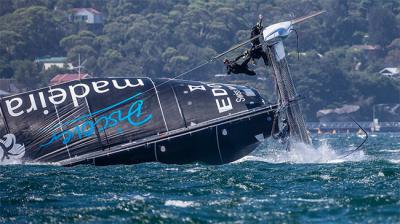 Dos barcos vuelcan en la primera jornada de Extreme Sailing Series™ en Sídney