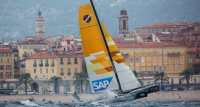 Extreme Sailing Series. Fuerte viento, oleaje y nervios de acero en el primer día en Niza