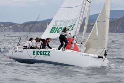‘Biobizz’ confirma su liderato entre los J 80 en el IV Trofeo Social en el Abra 