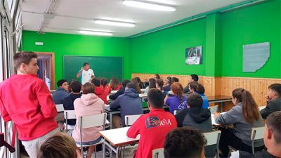 La Federación Canaria congrega a 70 regatistas juveniles con miembros del equipo preolímpico en Gran Canaria