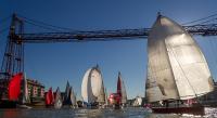 70 barcos ofrecen una imagen espectacular bajo el Puente Colgante en la tradicional Regata del Gallo