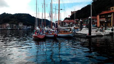 Copa Gitana. La flota del rallye de barcos clásicos llega al puerto de Pasaia Donibane