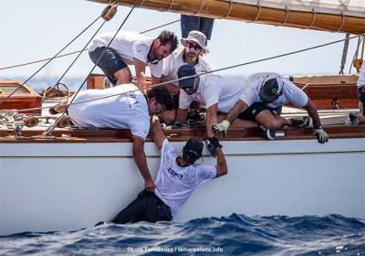 El Hispania cede el liderato de la XXIV Illes Balears Clàssics al caer un tripulante por la borda