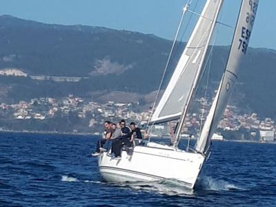 La flota, en clasificación apretada, disputa este sábado la penúltima jornada del Trofeo Repsol en aguas de Vigo con una Regata a la Inversa 