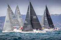 La flota de la 10ª Regata Interclubes Ría de Pontevedra se luce en una jornada de viento fuerte y espectáculo 