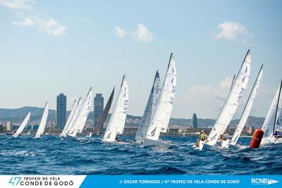 La flota participante de la 47 edición del Trofeo de vela Conde de Godó ha soltado amarras 