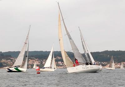 Meigas Fora, Vagalume y Travesío La Riviere, primeros líderes del  Trofeo de Navidad de cruceros en Aguete