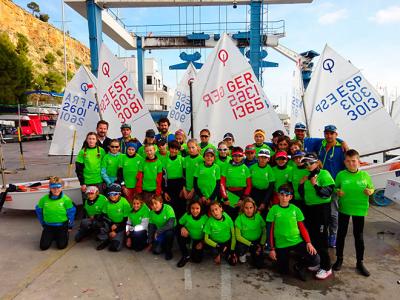 33 jóvenes regatistas participan en el clinic Ciclón Optimist Sailing en el Club Náutico de Jávea 