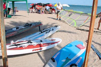 Cerca de 100 regatista se citan en el Mar Menor para disputarse el XXI Surfari Mar Menor